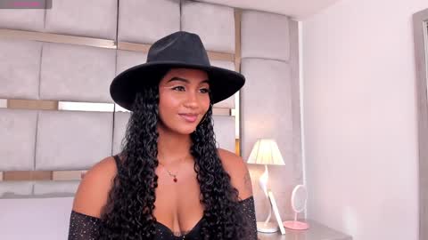 Snapshot of miaebony_ chatting on December 7, 7:54 pm Call me Mia online show from December 7, 7:54 pm