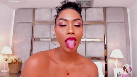 Snapshot of miaebony_ chatting on December 11, 10:27 pm Call me Mia online show from December 11, 10:27 pm