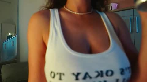 Mia online show from October 18, 2:18 pm