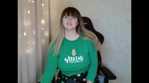 Snapshot of miafoxisja chatting on November 25, 2:28 pm MiaFoxisJa online show from November 25, 2:28 pm