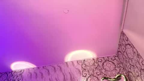 Mia online show from December 5, 4:21 am