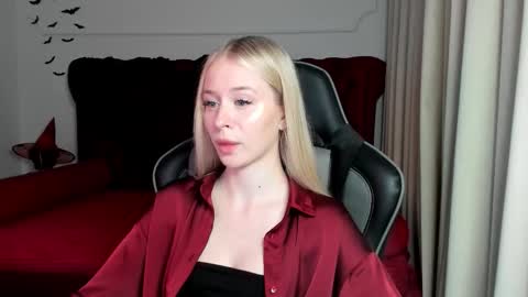 Mia online show from October 27, 6:45 pm