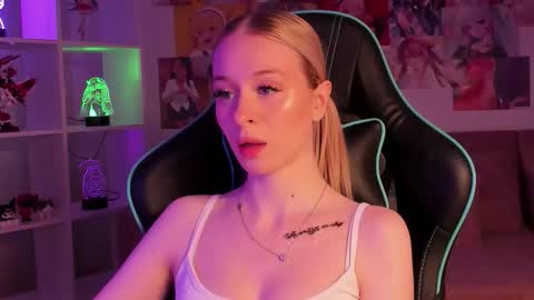 Mia online show from November 27, 6:04 am