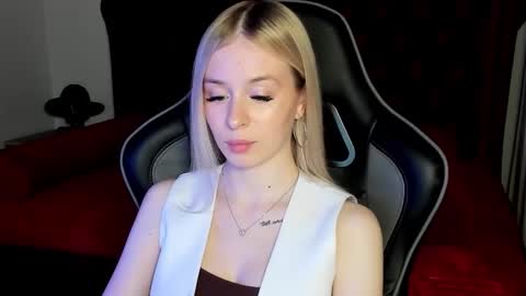 Mia online show from December 1, 5:29 pm