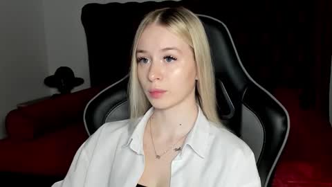 Mia online show from December 4, 5:28 am