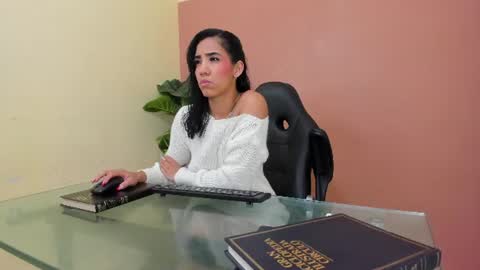Mia online show from August 3, 8:01 pm
