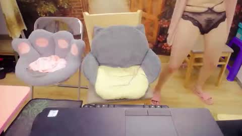 Snapshot of mialala205221 chatting on October 12, 2:10 am Mia online show from October 12, 2:10 am