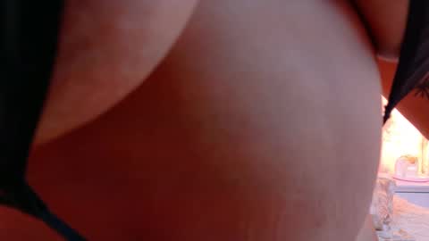 Mia online show from April 12, 5:01 am