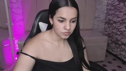 Snapshot of mialover_v chatting on September 12, 7:58 pm Hi Stream 1500 to 2100 online show from September 12, 7:58 pm