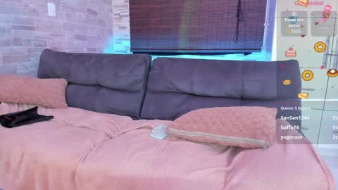 Snapshot of mialuxx chatting on January 5, 12:42 am Mia online show from January 5, 12:42 am
