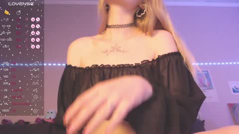 Snapshot of miamiameow chatting on December 8, 1:36 pm Mia online show from December 8, 1:36 pm