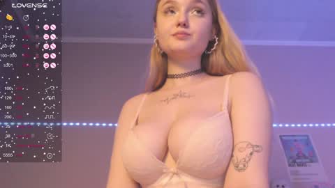 Snapshot of miamiameow chatting on January 8, 5:37 pm Mia online show from January 8, 5:37 pm