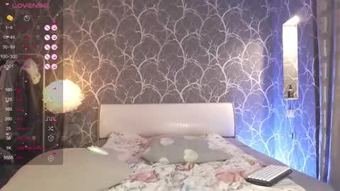 Mia online show from November 5, 2:39 pm