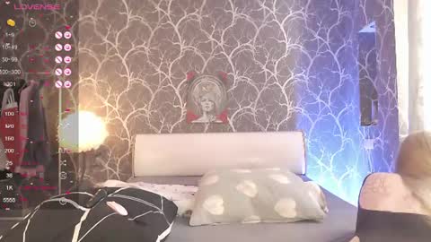 Mia online show from July 11, 12:30 pm
