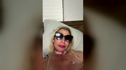 Snapshot of miamitransgirl305 chatting on February 16, 2:51 am miamitransgirl305 online show from February 16, 2:51 am