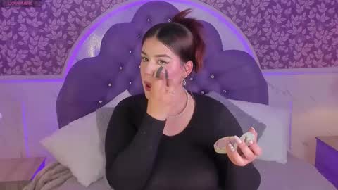 Mia   -5 7001400 Follow  online show from November 19, 1:55 pm