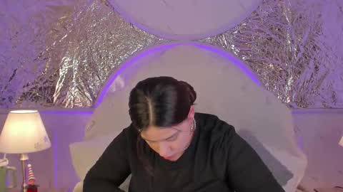 Mia   -5 7001400 Follow  online show from December 4, 1:09 pm