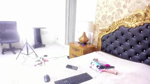 Mia online show from October 22, 11:54 am