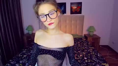 Mia online show from December 7, 9:44 pm