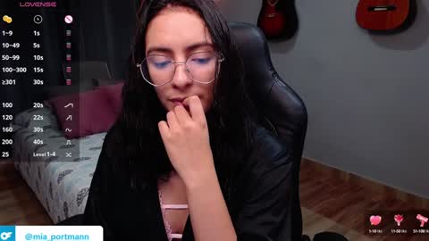 Snapshot of miaportman chatting on December 1, 9:37 pm MIAPORTMANN online show from December 1, 9:37 pm