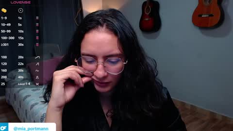 Snapshot of miaportman chatting on December 2, 12:51 pm MIAPORTMANN online show from December 2, 12:51 pm