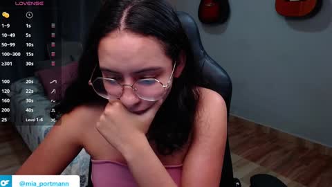 Snapshot of miaportman chatting on December 5, 9:28 pm MIAPORTMANN online show from December 5, 9:28 pm