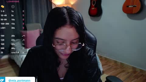 Snapshot of miaportman chatting on December 17, 8:32 pm MIAPORTMANN online show from December 17, 8:32 pm