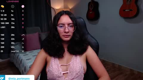 Snapshot of miaportman chatting on December 18, 9:14 am MIAPORTMANN online show from December 18, 9:14 am