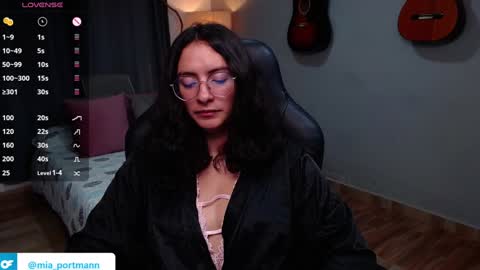 Snapshot of miaportman chatting on December 18, 12:18 pm MIAPORTMANN online show from December 18, 12:18 pm