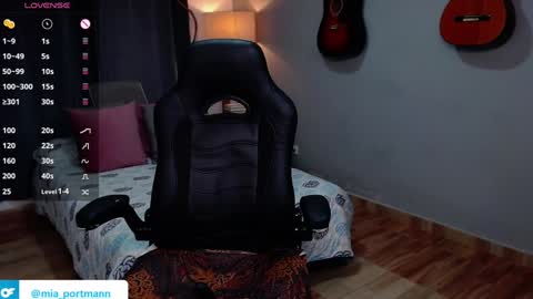 Snapshot of miaportman chatting on December 19, 1:07 pm MIAPORTMANN online show from December 19, 1:07 pm