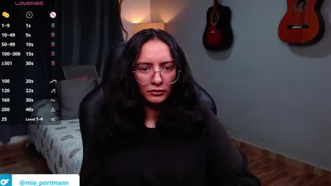 Snapshot of miaportman chatting on December 23, 9:16 am MIAPORTMANN online show from December 23, 9:16 am