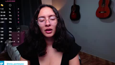 Snapshot of miaportman chatting on December 29, 9:28 am MIAPORTMANN online show from December 29, 9:28 am