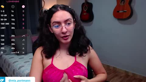 Snapshot of miaportman chatting on January 9, 9:16 am MIAPORTMANN online show from January 9, 9:16 am