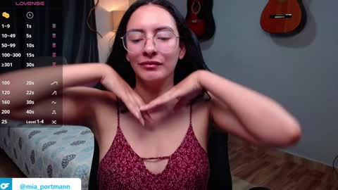 Snapshot of miaportman chatting on January 15, 9:13 am MIAPORTMANN online show from January 15, 9:13 am