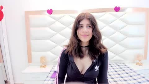 Snapshot of miaqueen021 chatting on February 13, 3:35 pm Sweetie Mia online show from February 13, 3:35 pm