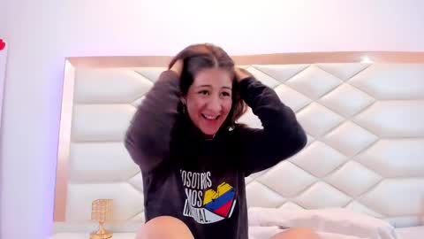 Snapshot of miaqueen021 chatting on February 19, 6:54 pm Sweetie Mia online show from February 19, 6:54 pm