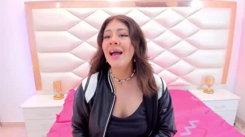 Snapshot of miaqueen021 chatting on February 25, 12:24 pm Sweetie Mia online show from February 25, 12:24 pm