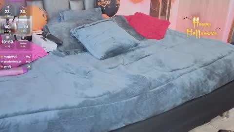 Snapshot of miarobertsmilf chatting on October 31, 7:20 am Mia Milf online show from October 31, 7:20 am