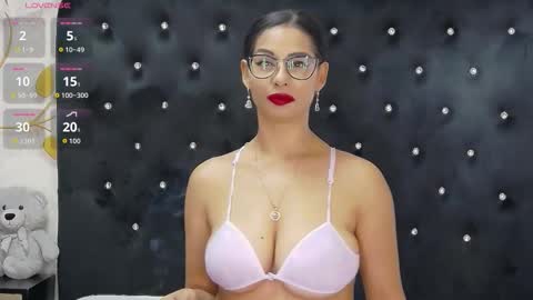 Mia online show from October 27, 1:04 pm