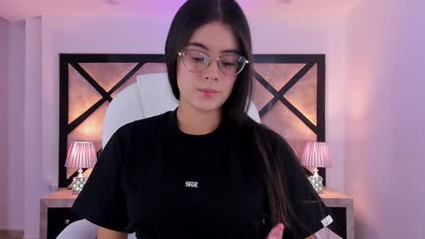 Mia online show from December 17, 7:04 pm