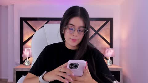 Mia online show from December 17, 10:11 pm