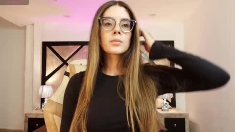 Mia online show from February 4, 7:09 pm