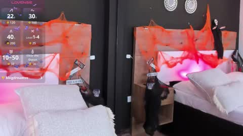 Mia online show from October 31, 2:07 pm