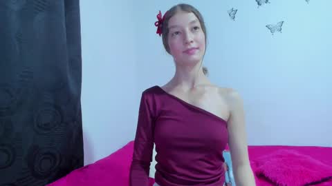 Snapshot of miavolkova_ chatting on March 6, 4:08 am  Chloe  online show from March 6, 4:08 am
