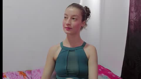 Snapshot of miavolkova_ chatting on October 27, 7:18 pm  Chloe  online show from October 27, 7:18 pm