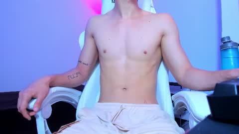 Snapshot of michael_twink18 chatting on July 22, 2:31 pm Michael online show from July 22, 2:31 pm