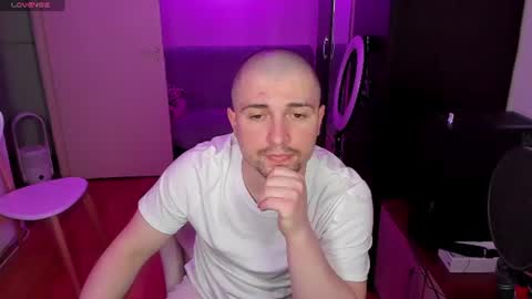 Snapshot of michael_wolfborn chatting on June 10, 3:22 pm Michael online show from June 10, 3:22 pm