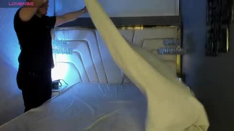 MichaelConnor  online show from February 22, 12:29 pm