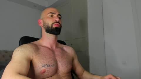MichaelEvansx online show from April 21, 9:28 pm