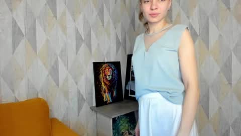 Snapshot of michelle_blond chatting on February 18, 1:11 pm michelle_blond online show from February 18, 1:11 pm